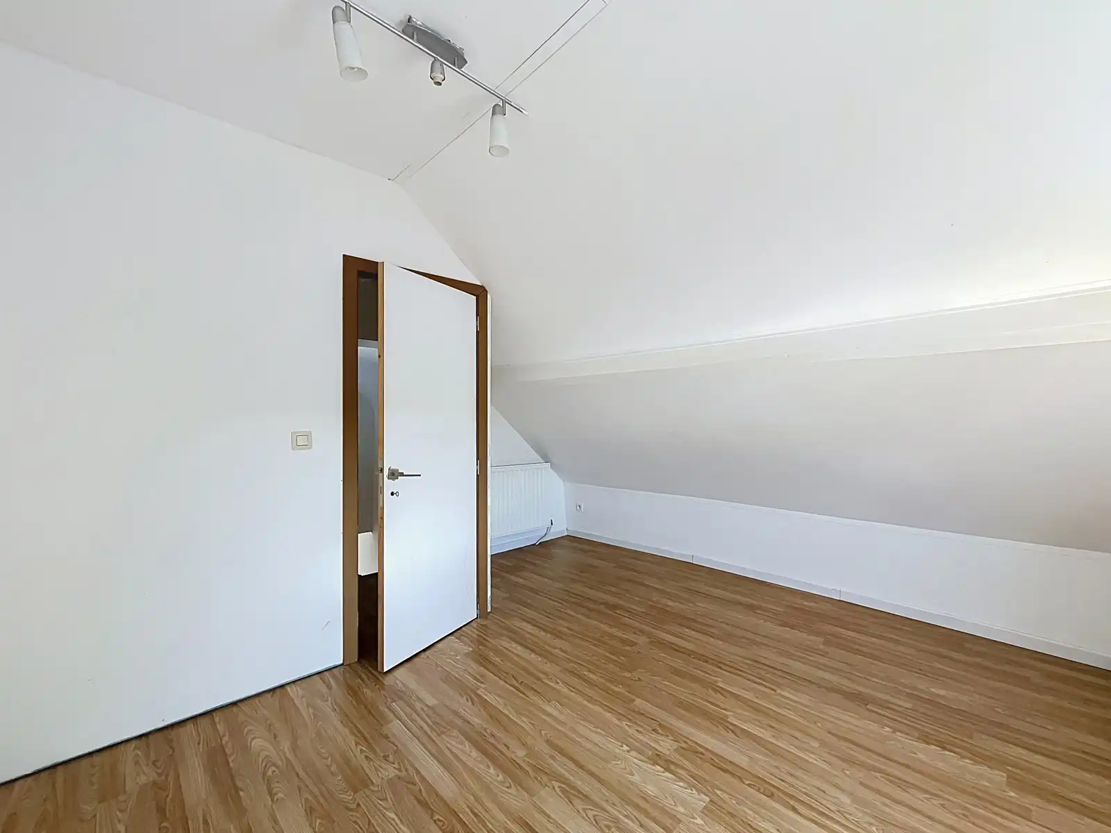 Charmante en opgefriste woning te Nieuwerkerken foto 12