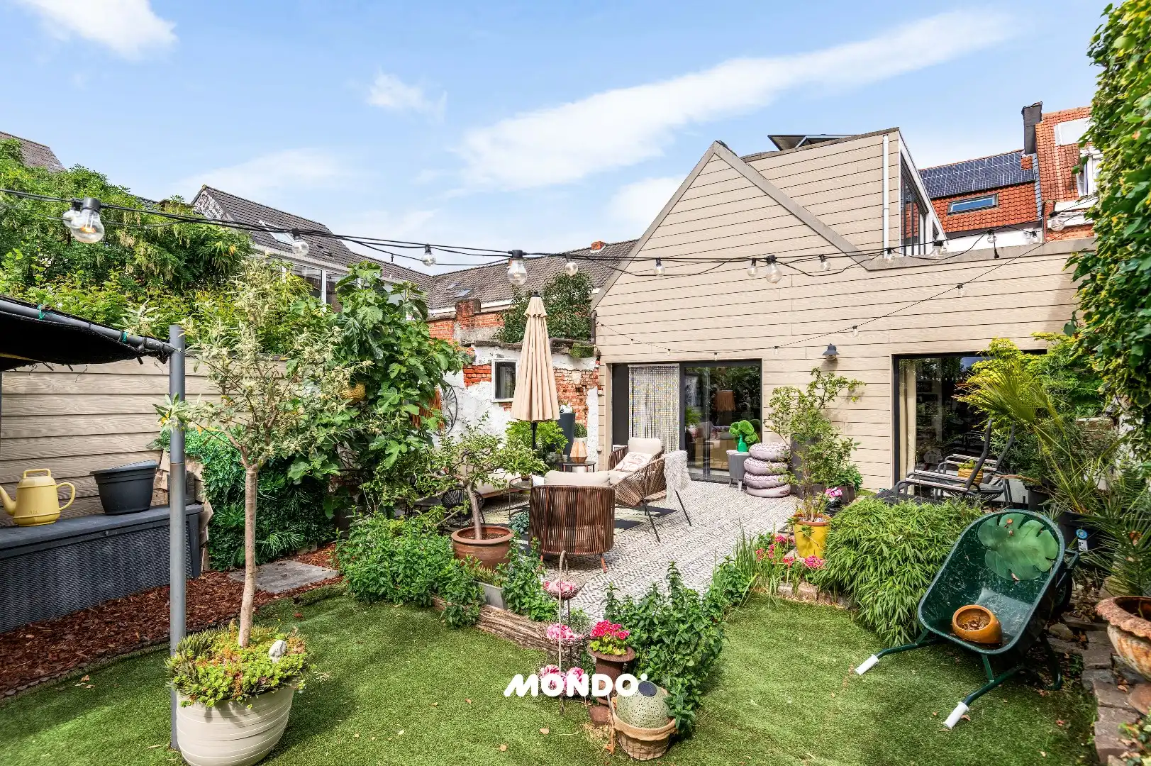 Ruime handelswoning met 2 handelsruimtes, 4 slaapkamers, garage, terras en zonnige tuin. foto 2