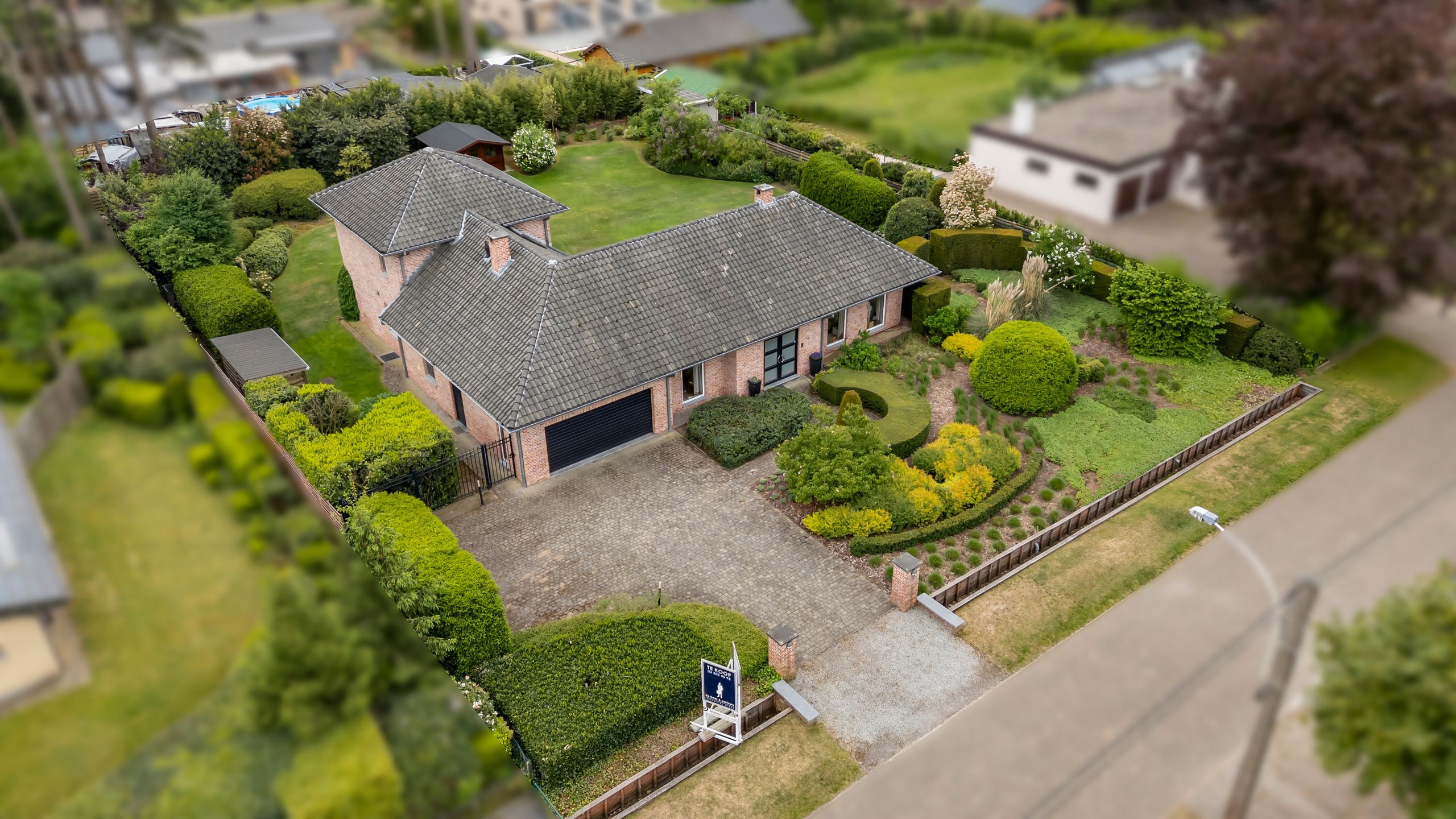 Lichtrijke villa met zuidgerichte tuin in groene wijk foto {{pictureIndex}}