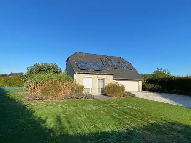 Residentieel gelegen villa met buitenzwembad, grote tuin en privacy. foto 2