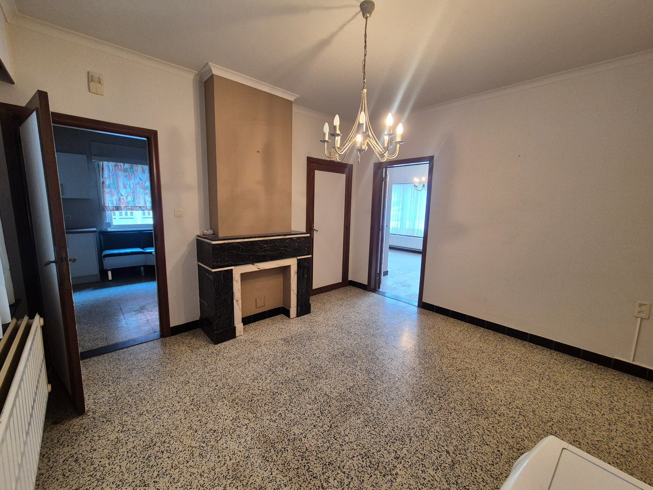 Halfopen gezinswoning met 4 slpkmrs op ruim perceel foto 14