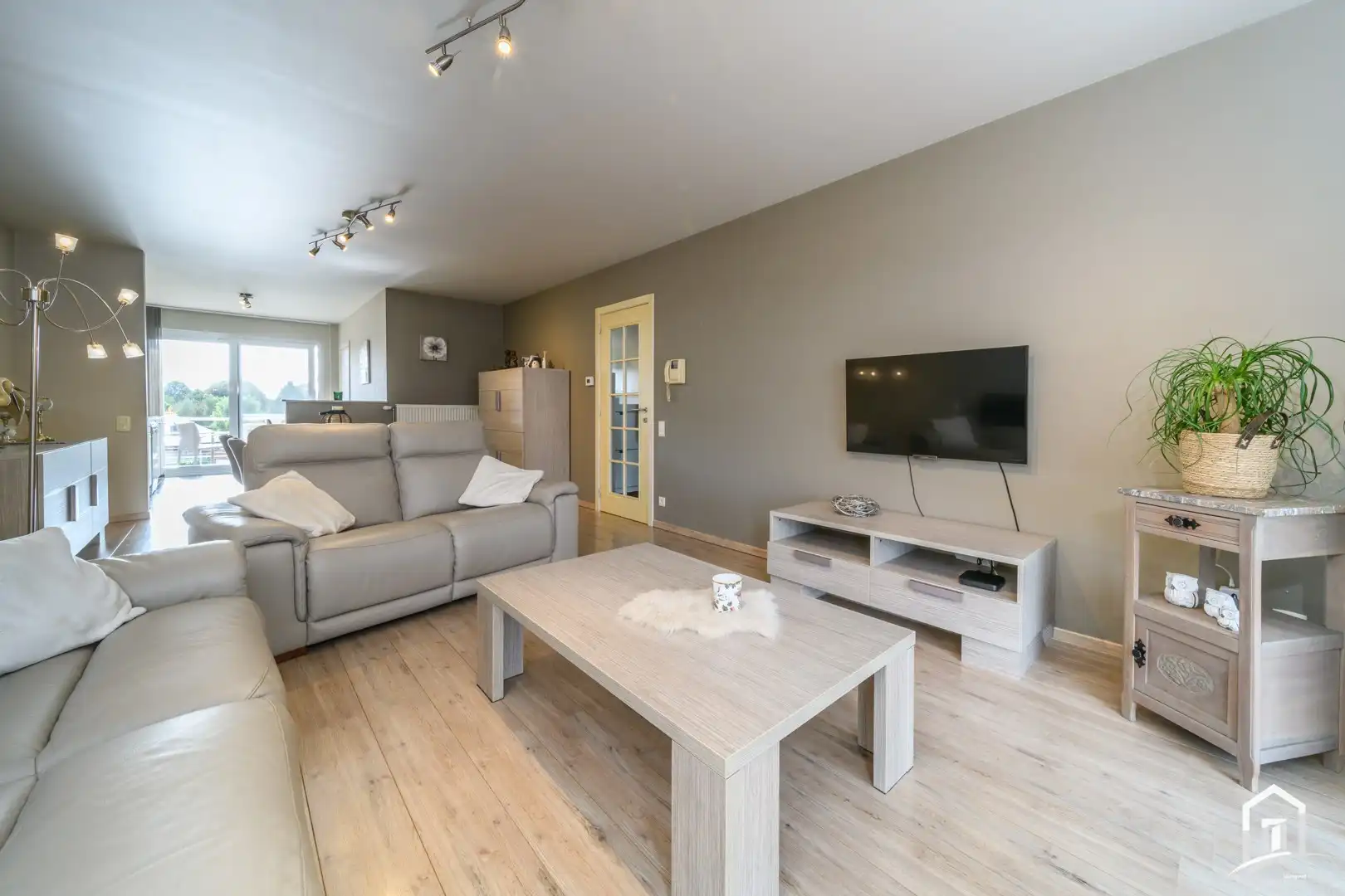 Comfortabel wonen met terras en ruime garagebox in Haaltert foto 2