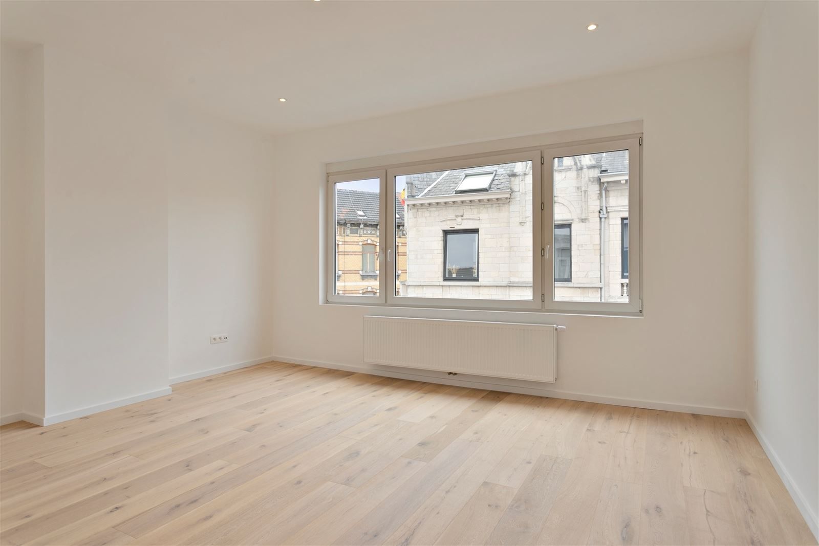  RUIM - KARAKTERVOL TRIPLEX appartement met 4 SLPK | vlakbij Berchem station. foto 16