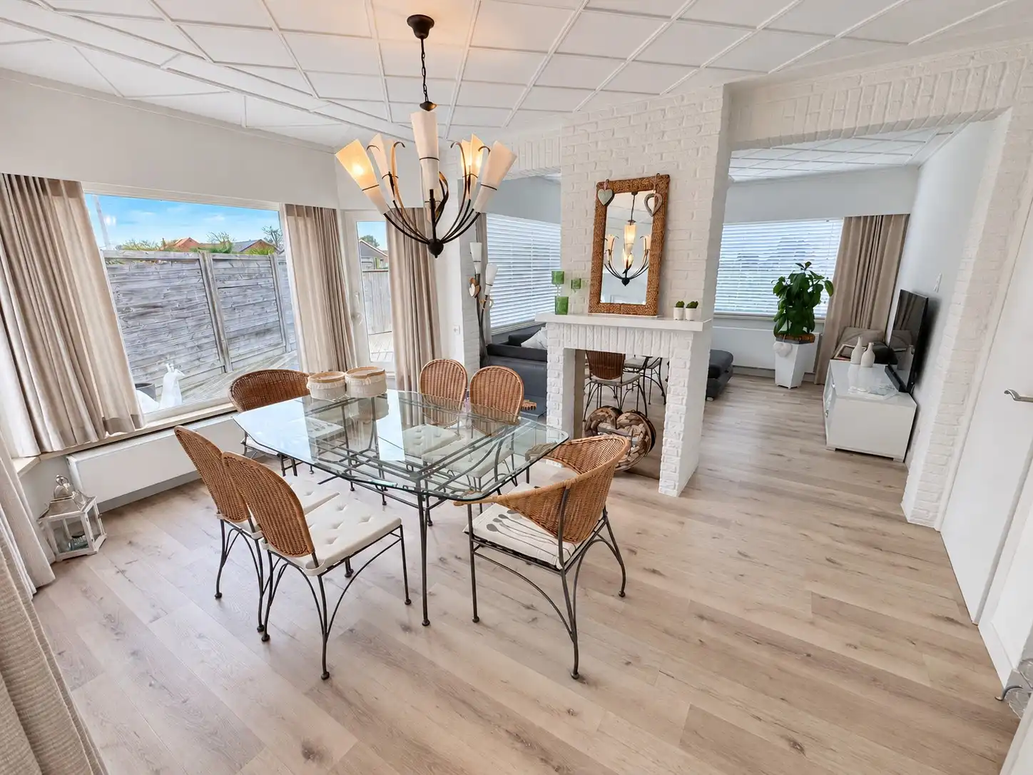 Verzorgde woning met twee slaapkamers en groot terras te huur te de Haan - Vosseslag. foto 4