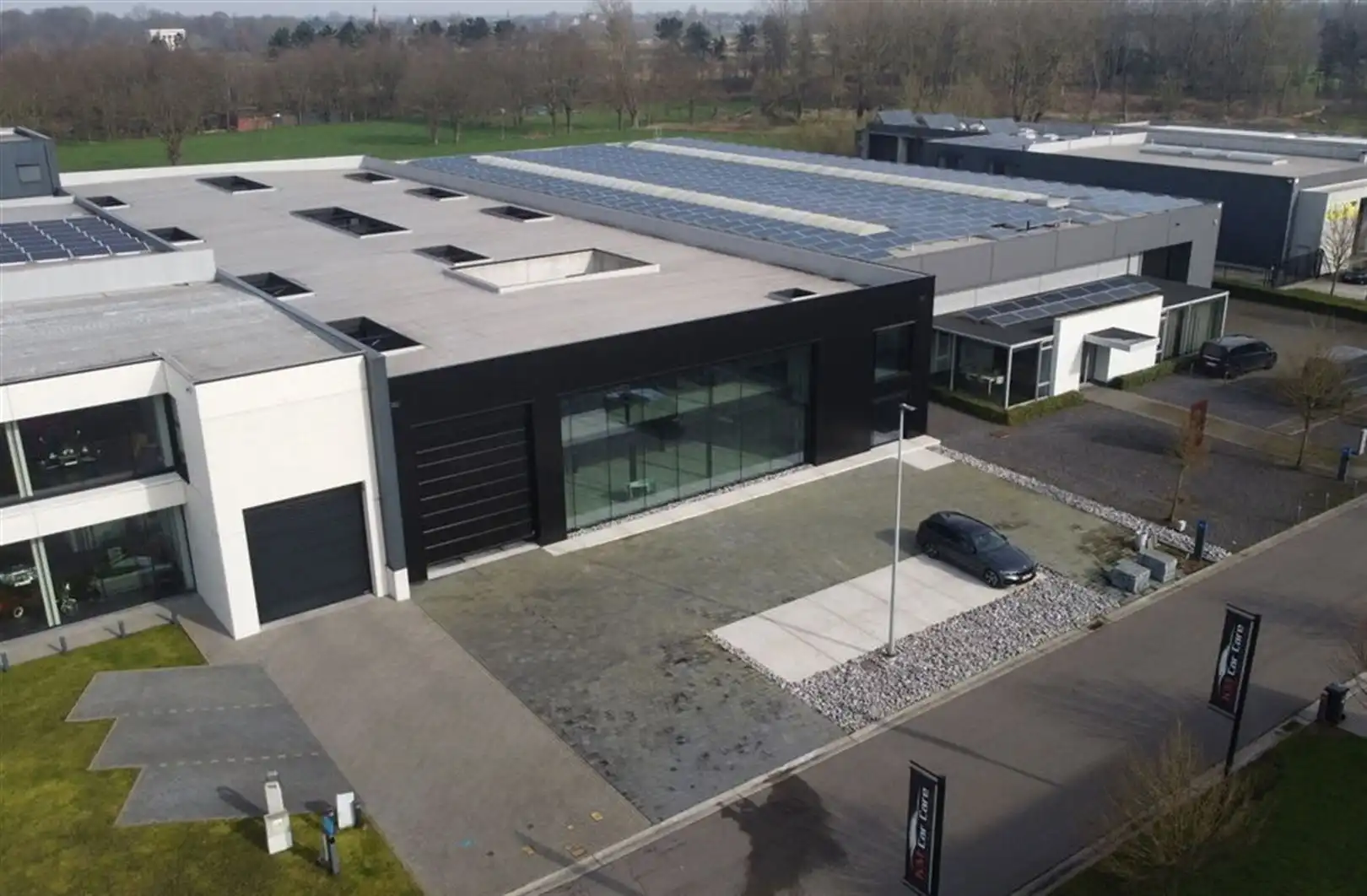 Nieuwbouw bedrijfspand met magazijnen en kantoren/showroom foto 3