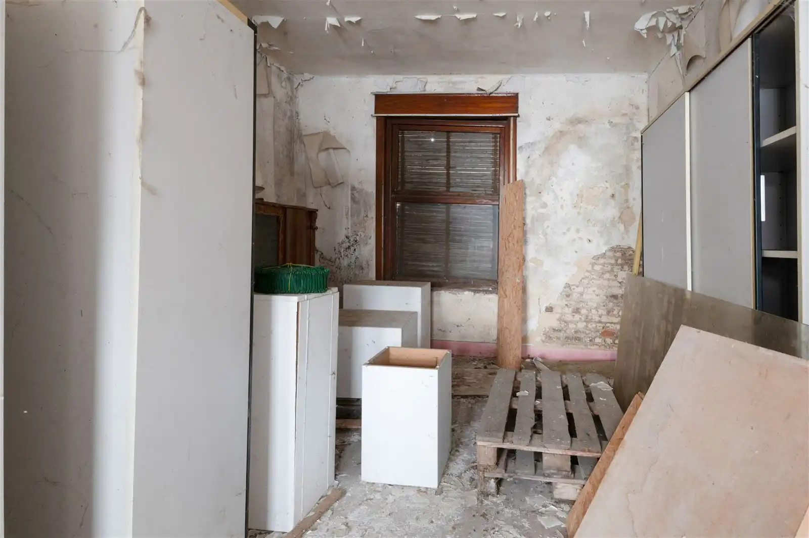 Te renoveren (of afbraak) 3 gevelwoning met tuin op 5are10 foto 6