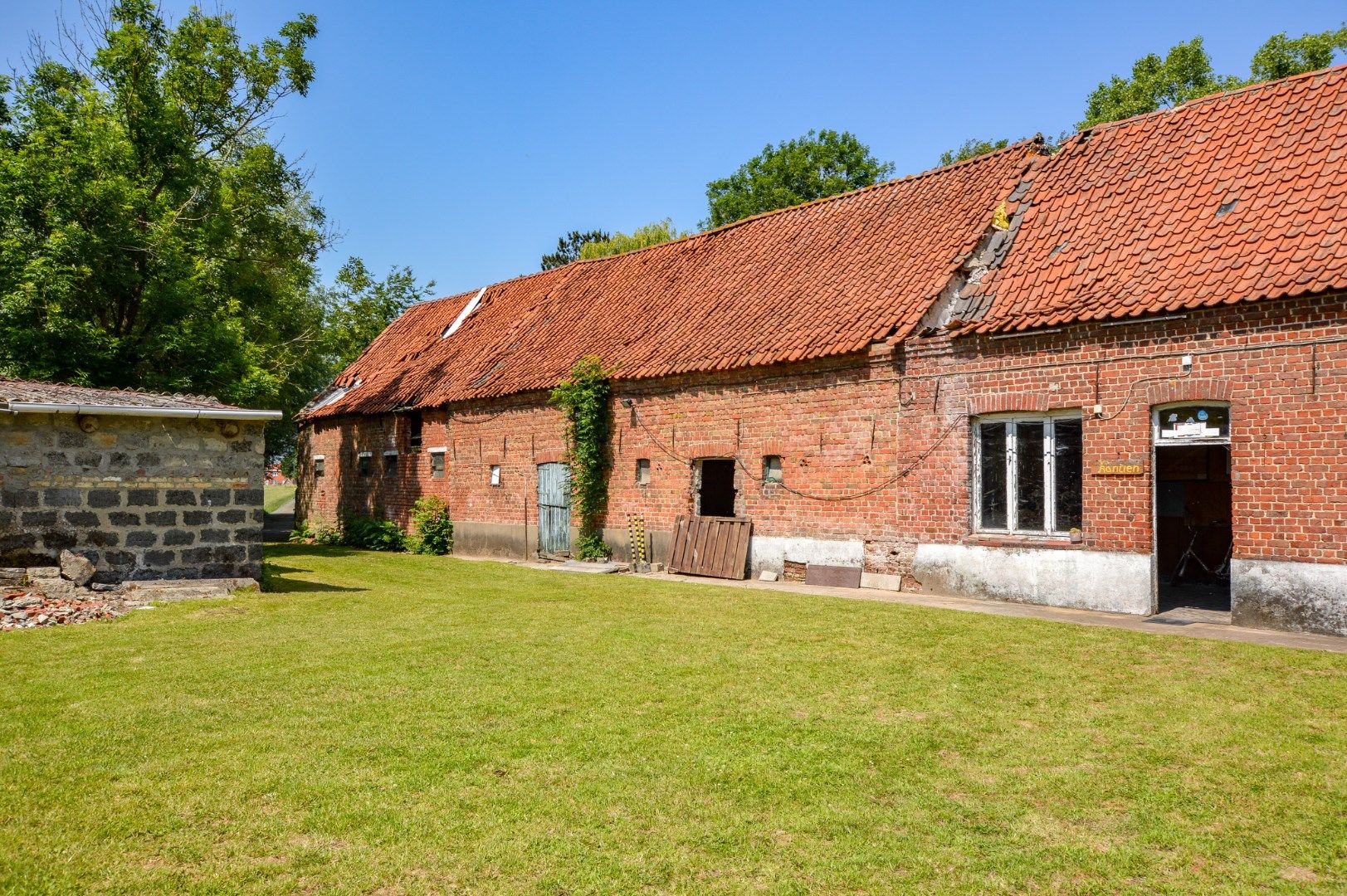 Te renoveren villa met bijgebouwen op landelijke ligging foto 6