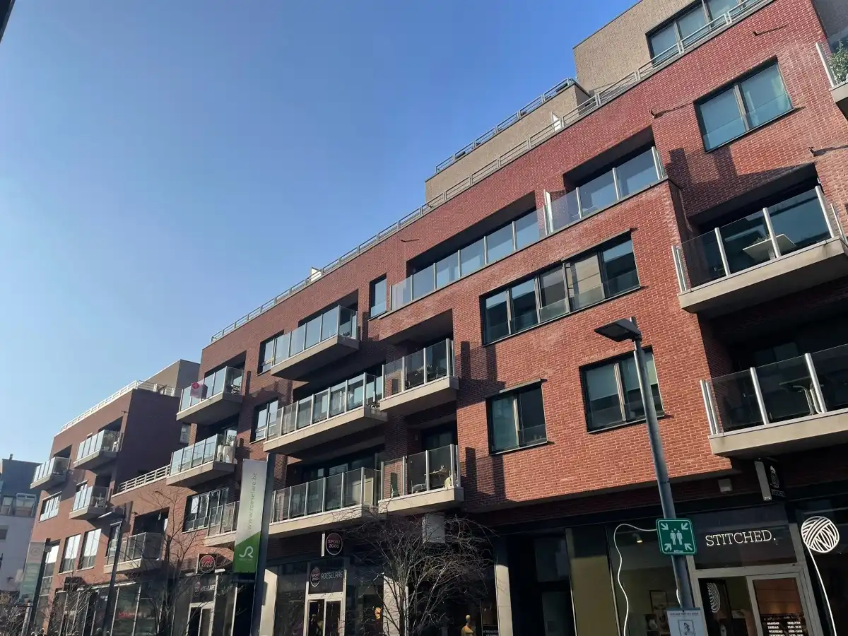 Instapklaar twee slaapkamer APP + terras, bergruimte & garage foto 5