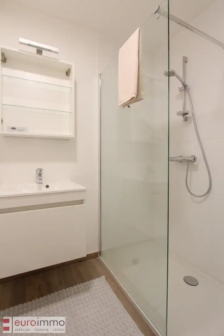 Uitermate knap afgewerkt, zéér recent appartement met 2 ruime slaapkamers in een kleinschalige residentie. foto 10