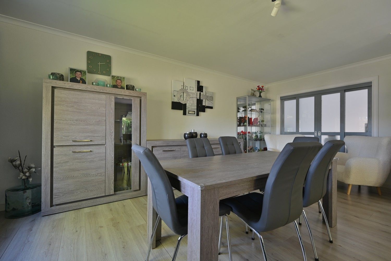 Halfvrijstaande bel-etagewoning met 3 slaapkamers, bosrijk gelegen in residentiële laan foto 8