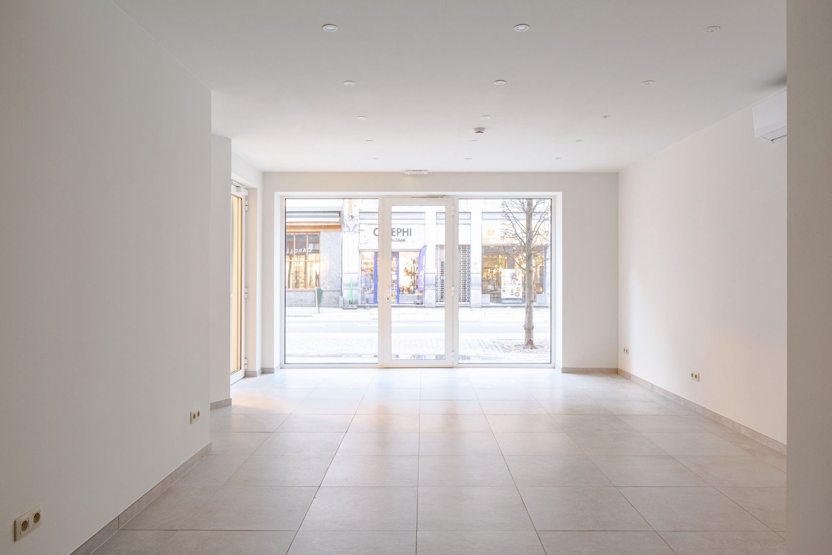 Gelijkvloerse handelsruimte op centrale ligging met uitzonderlijke visibiliteit foto 4