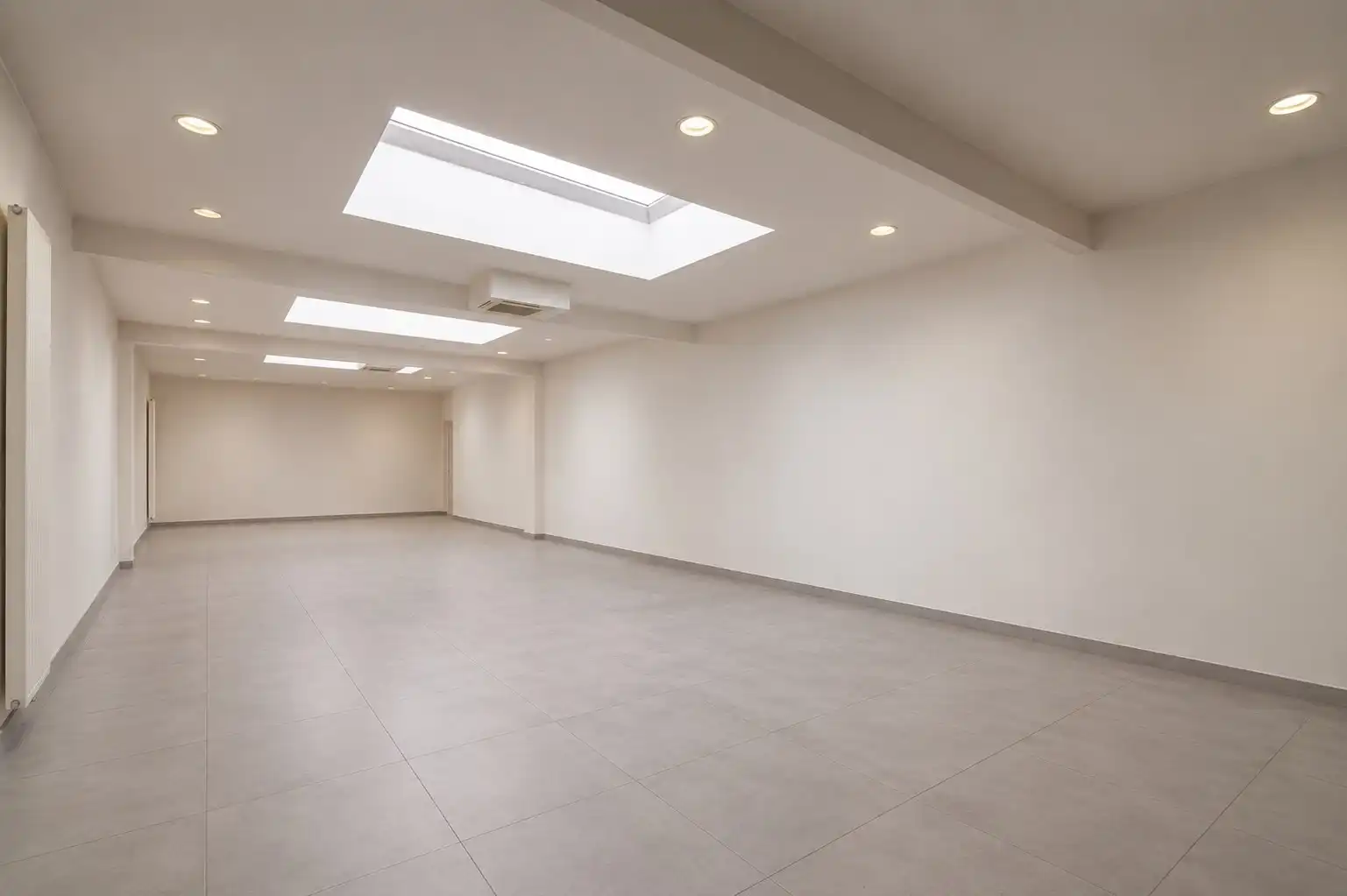 INSTAPKLAAR HANDELS-/KANTOORGELIJKVLOERS (334m²) foto 8