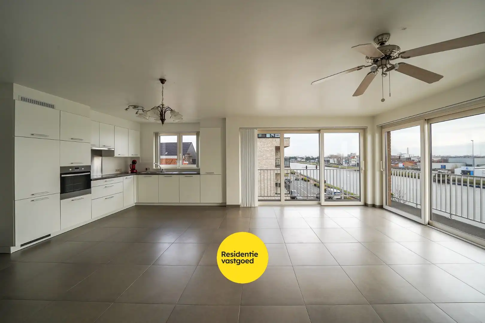 Instapklaar appartement met panoramisch zicht op het water. foto 4