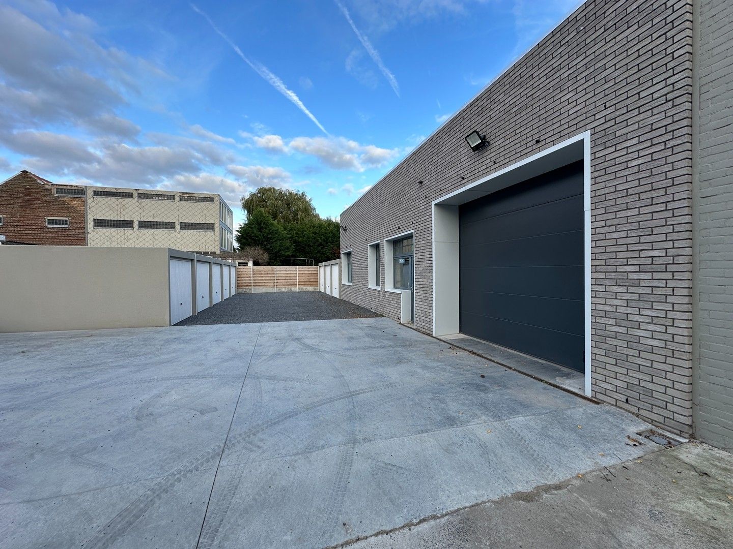 Nieuwe afgesloten garagebox met elektriciteit en verlichting te Tielt! foto 9