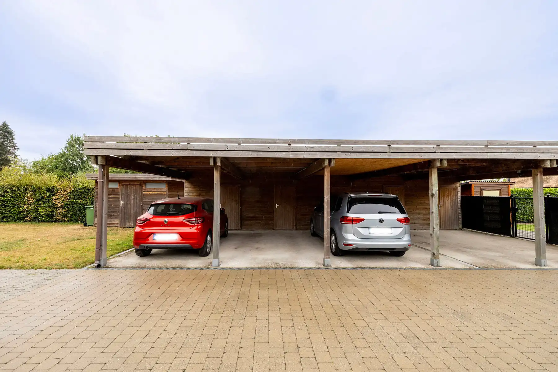 App (label A) met 2 slpk, ruim terras en carport foto 2