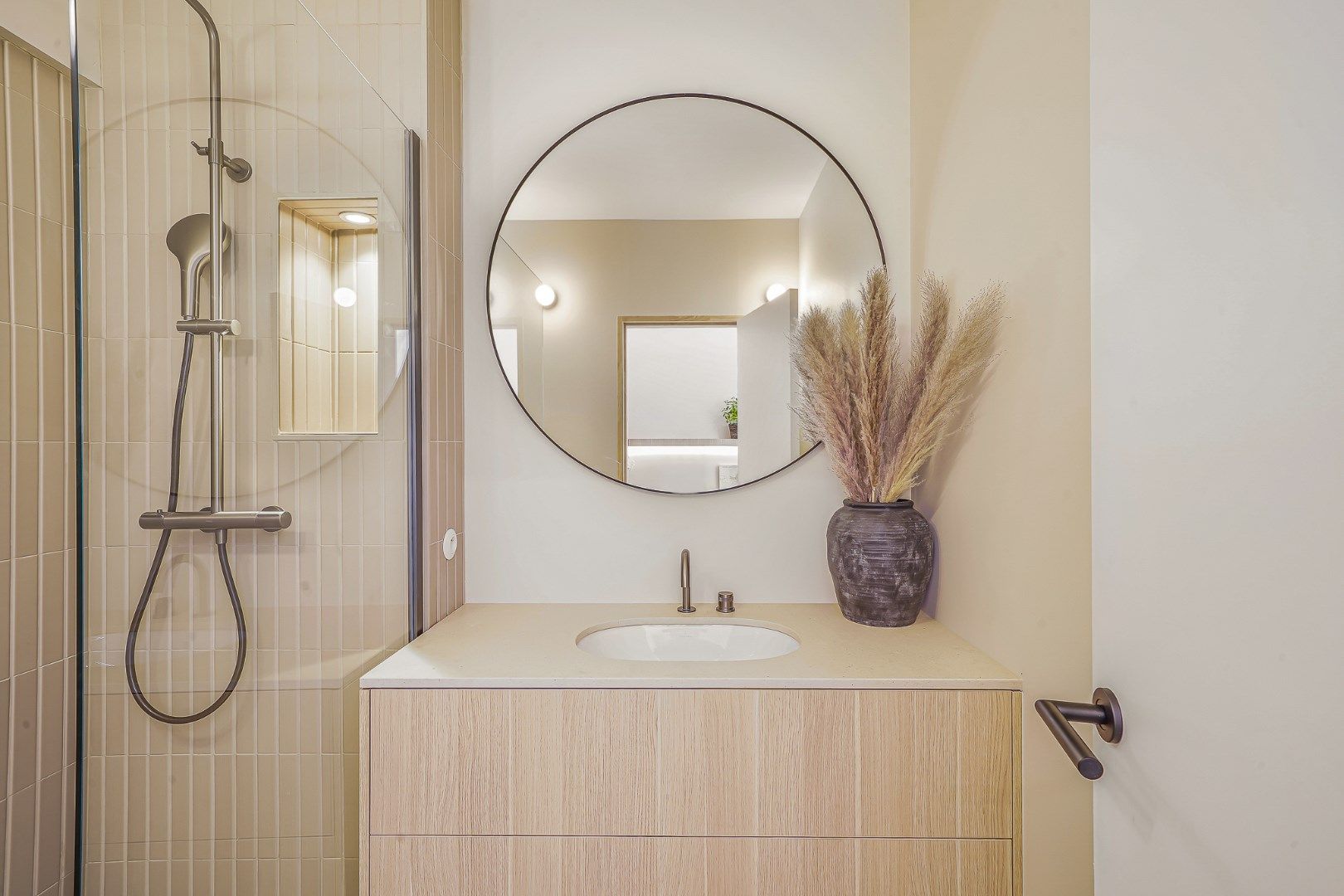 Luxueus gerenoveerd appartement met lateraal zeezicht foto 16
