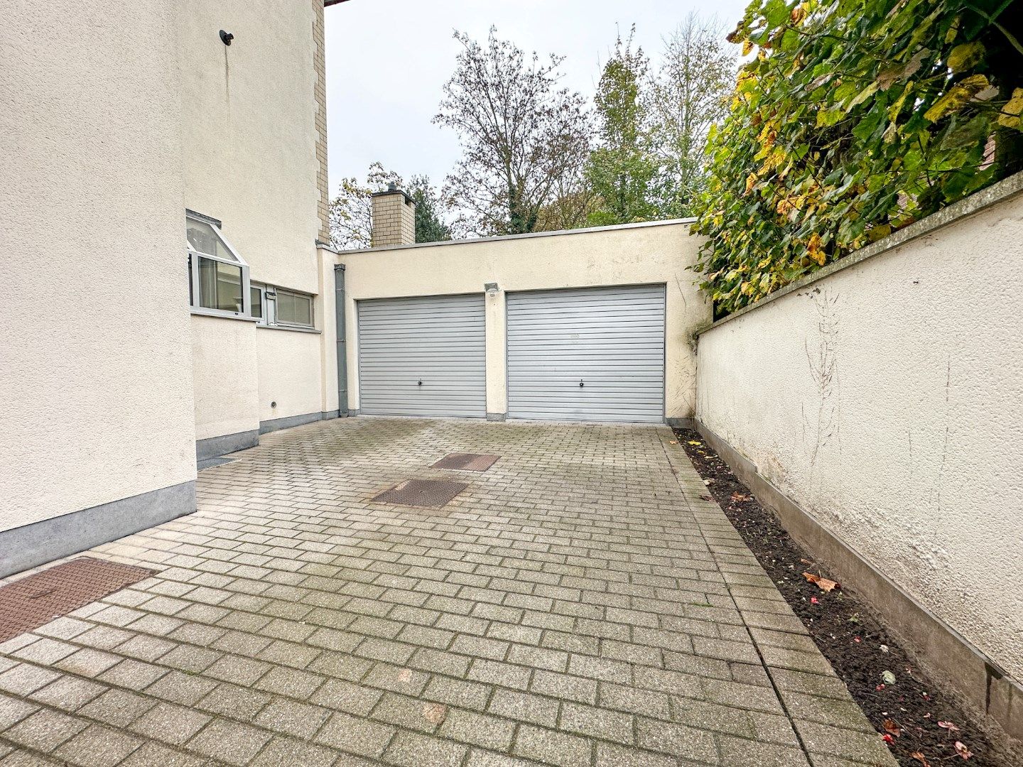 Investeringspand Kortemark: volledig verhuurd gebouw met drie ruime appartementen en 2 garages foto 3