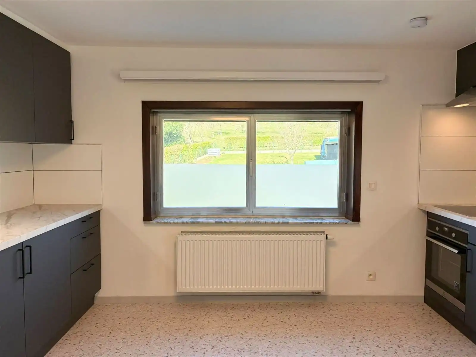 Lichtrijk huis met garage en koer foto 6