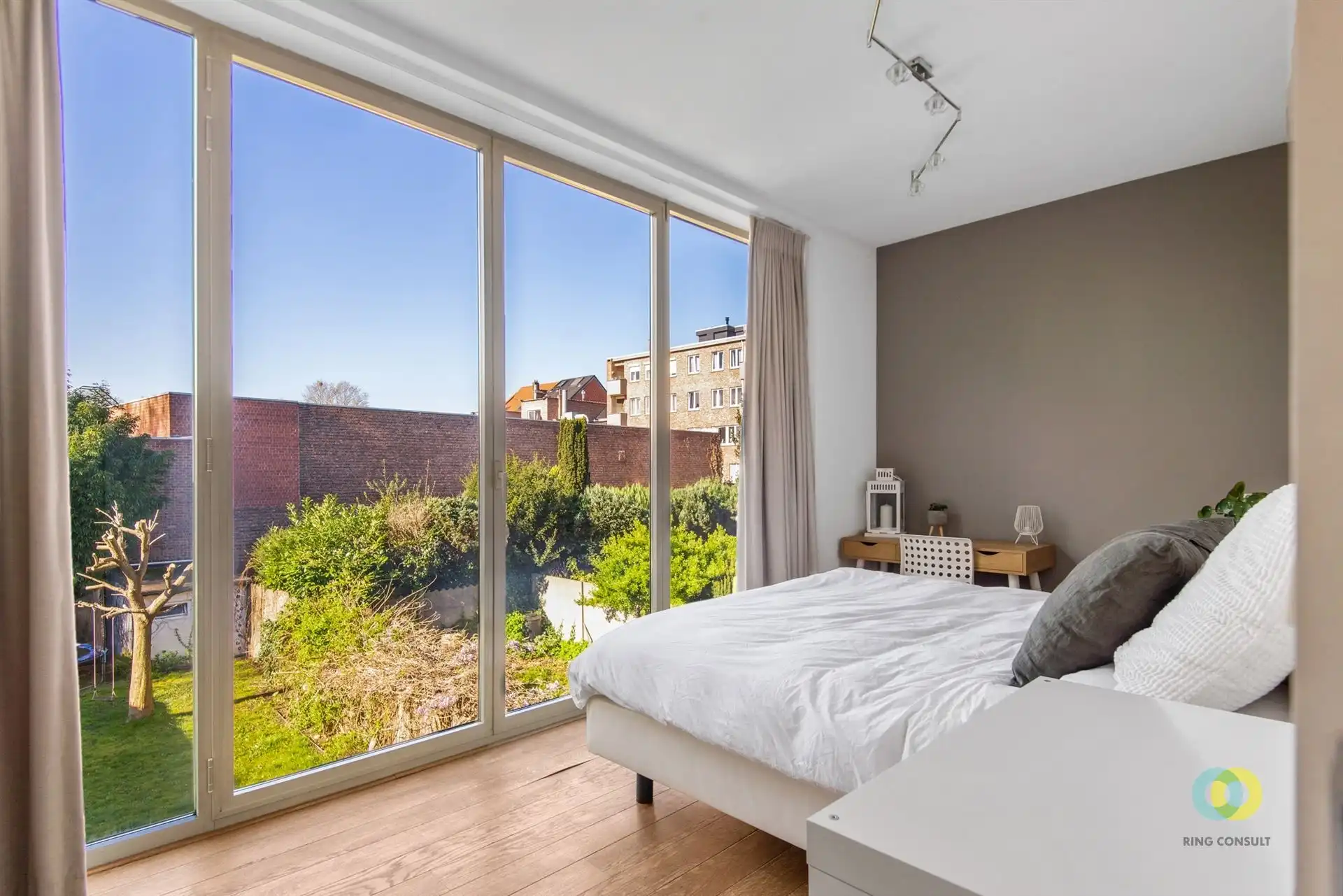 Charmante eengezinswoning met tuin foto 9