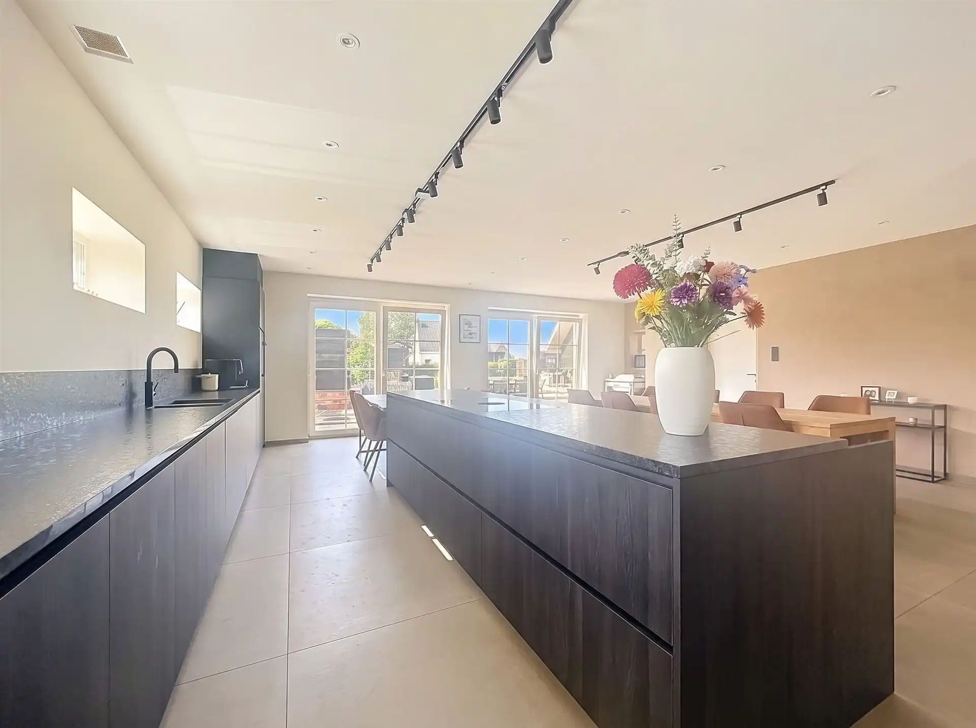 Luxueuze villa met 5 slaapkamers en ruime tuin! foto 3