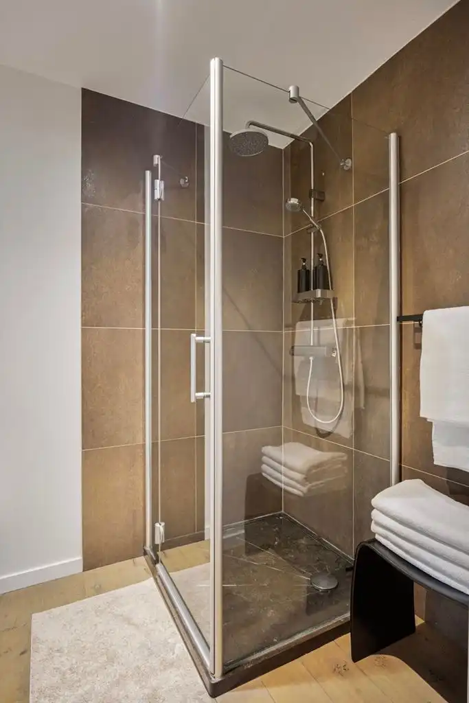 Gezellig, gerenoveerd 1-slaapkamerappartement met dressing/bureelruimte op een toplocatie nabij de Markt van Maaseik. foto 14