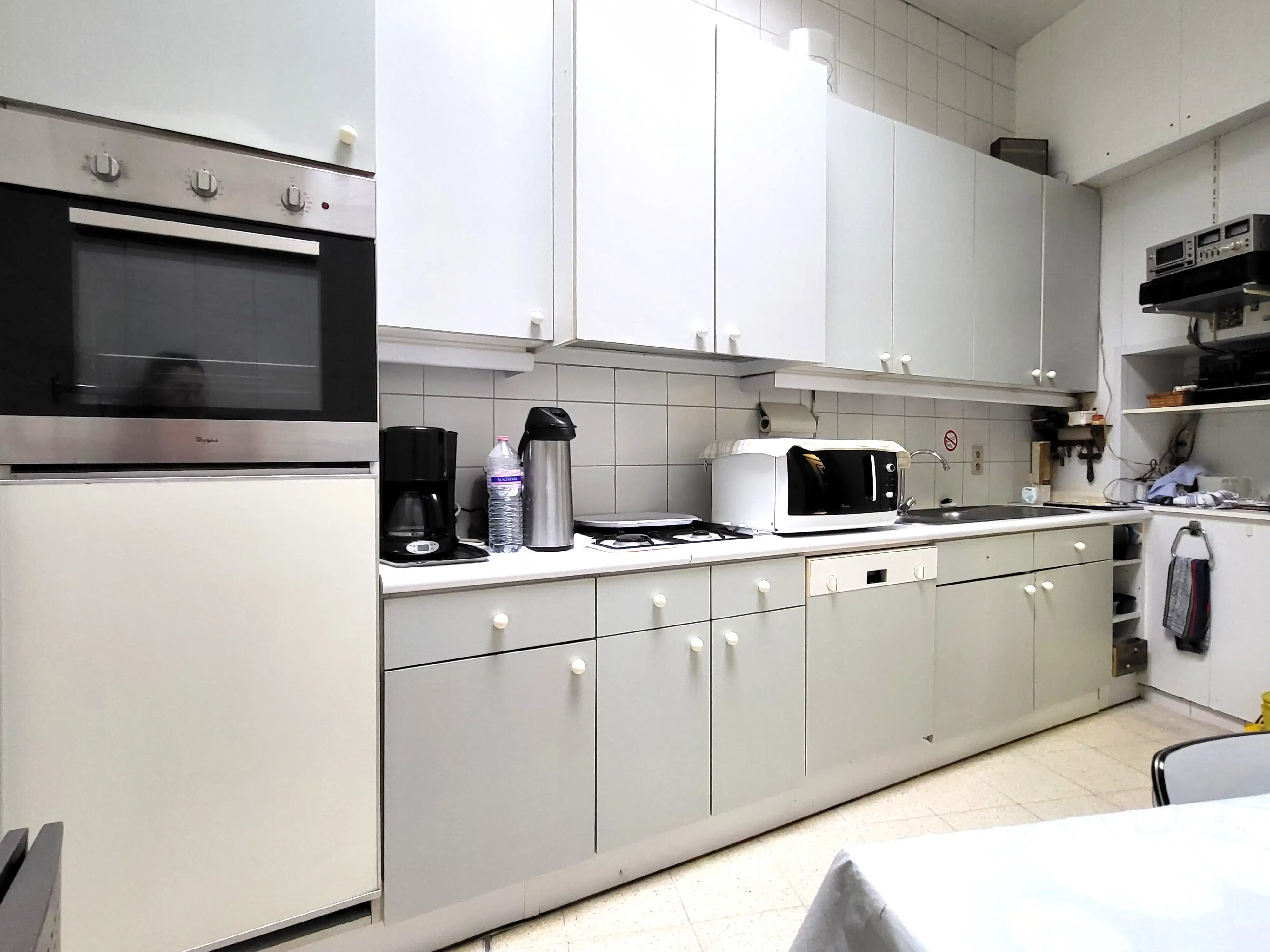 Dit veelzijdige pand met een grondoppervlakte van 240 m² combineert een ruime commerciële gelijkvloerse verdieping met een comfortabel appartement op de eerste verdieping. foto 18