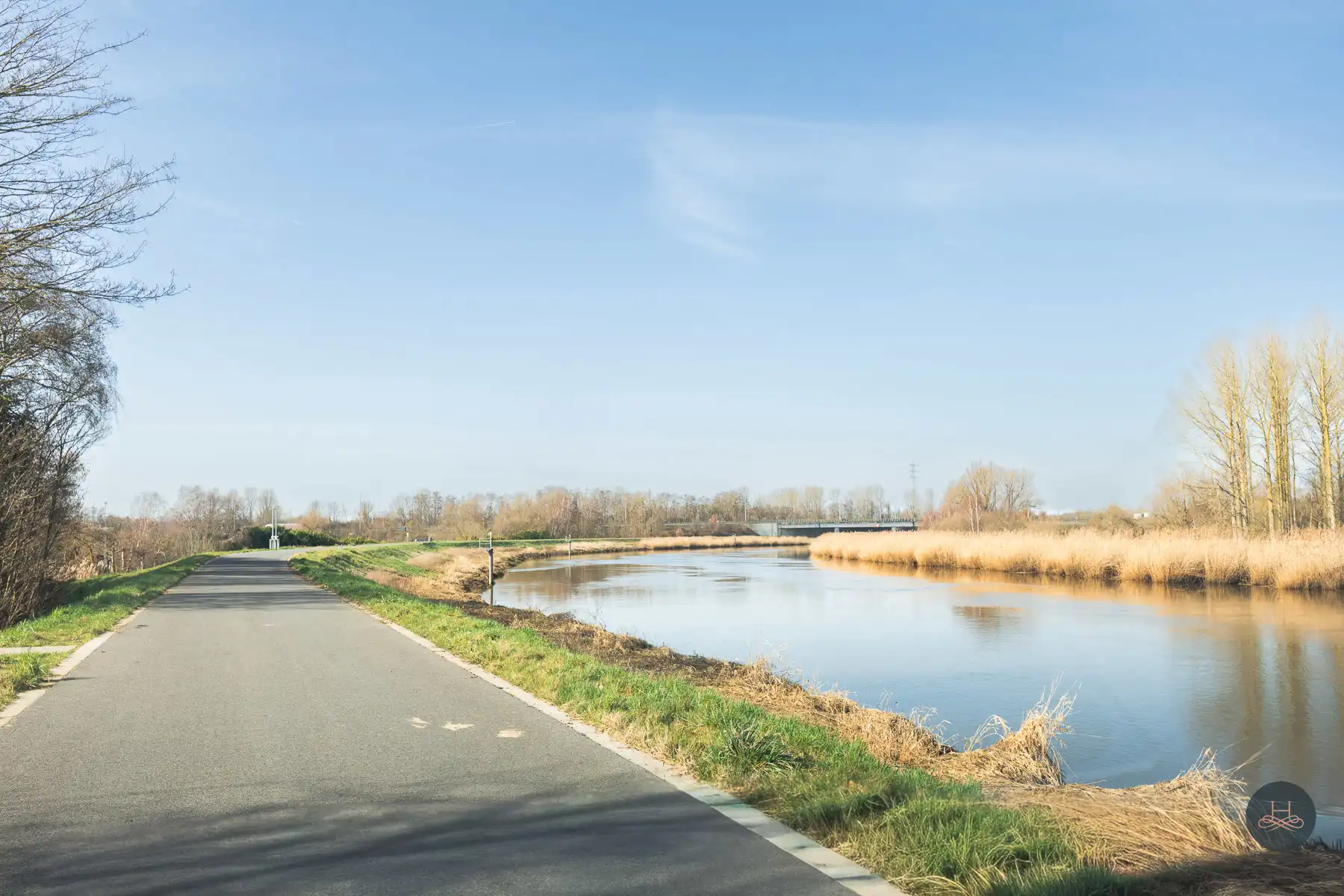 Recent vernieuwde en ruime gezinswoning met tuin en terras foto 2