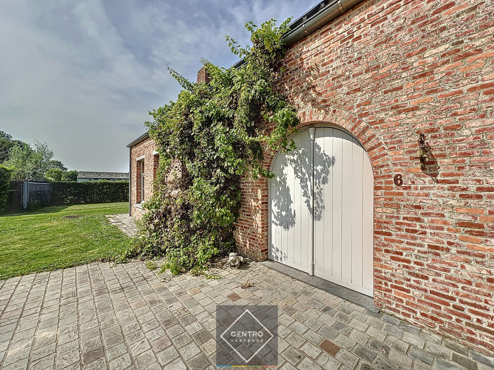 Prachtige LANDELIJKE VILLA in pastorijstijl (EPC-score B) met zwembad en weide achteraan op een perceel van 2.730m² te IZEGEM ! foto 10