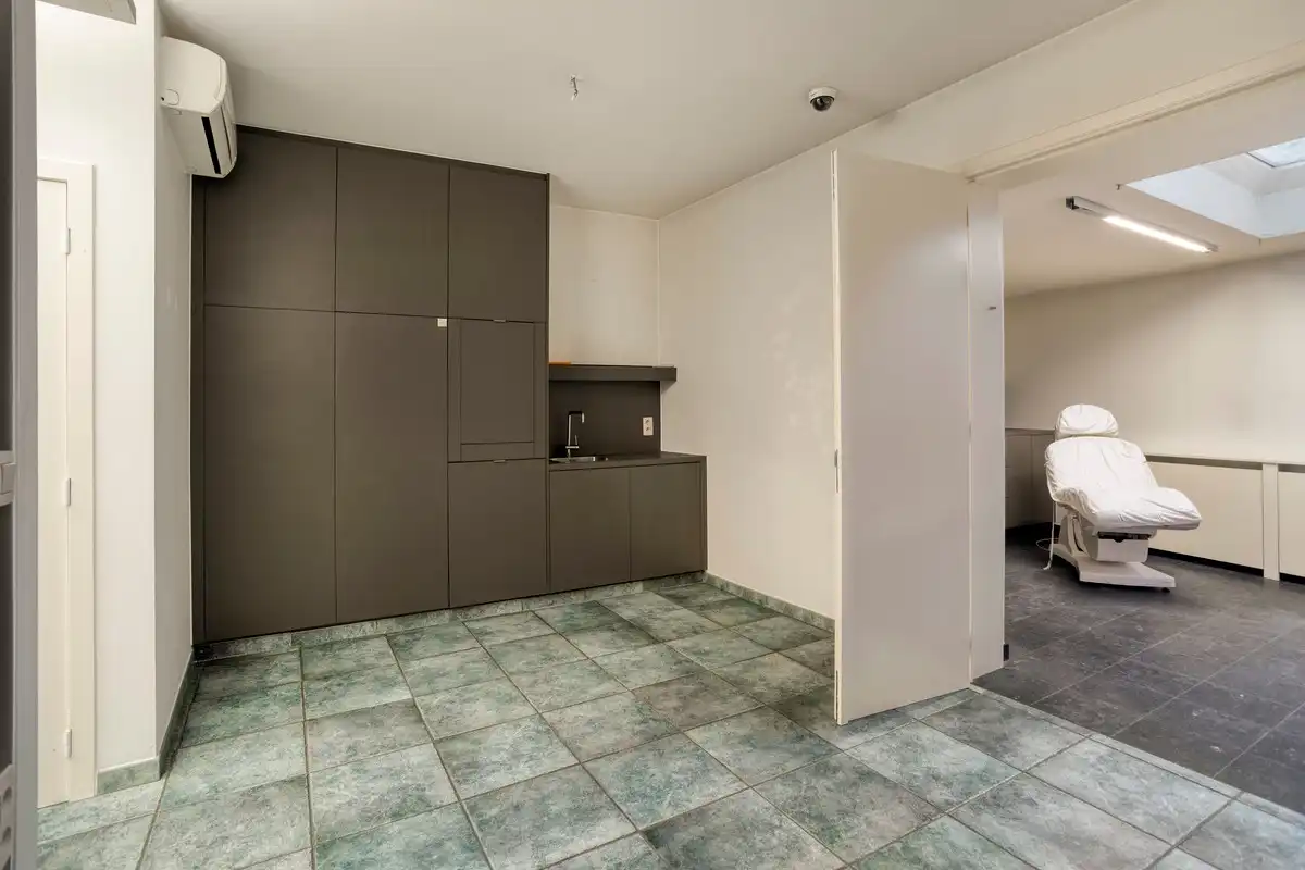 UITZONDERLIJK HANDELSHUIS MET GERENOVEERD DUPLEXAPPARTEMENT OP TOPLOCATIE IN CENTRUM TONGEREN. foto 7