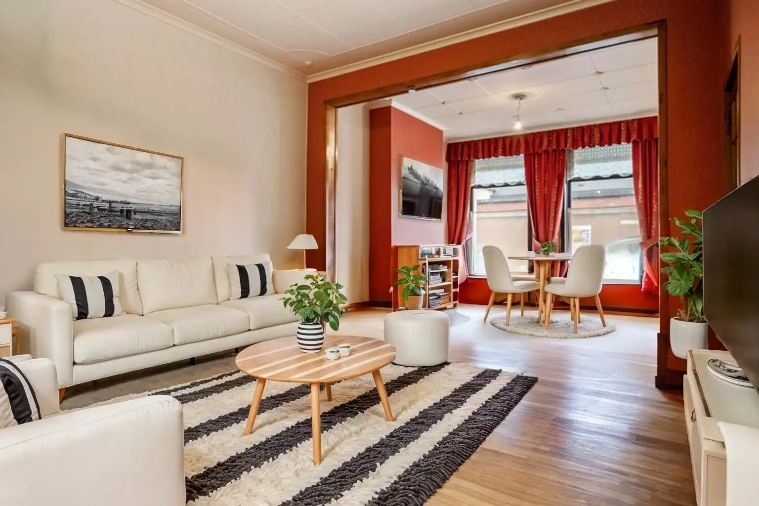 Ruime, verzorgde rijwoning met 4 slaapkamers, tuin en garage op centrale ligging te Menen foto 2