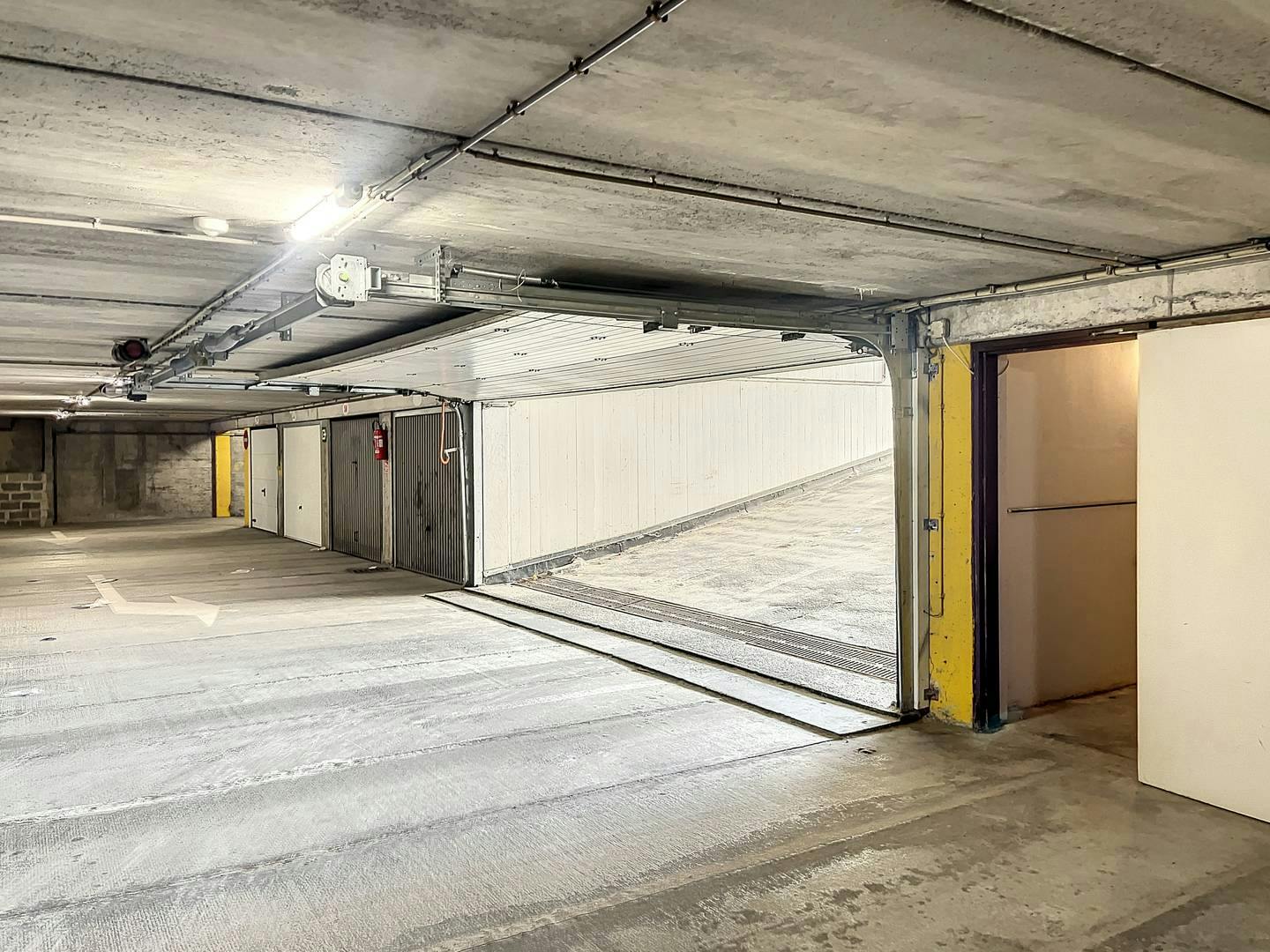 Garagebox te koop op het Hendrikaplein. foto 6