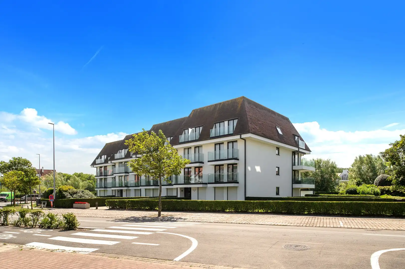 Stijlvol gerenoveerd appartement op toplocatie in het Zoute. foto 3