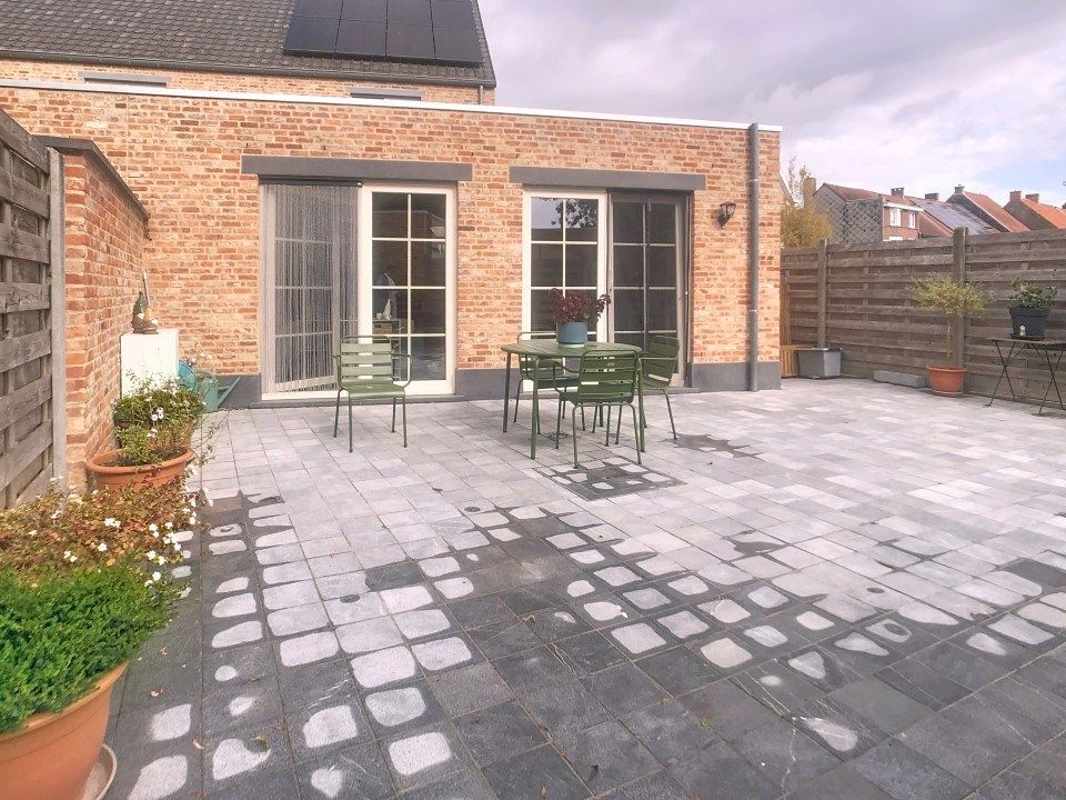 Ruime woning met 3 slaapkamers en dubbele garage foto 3