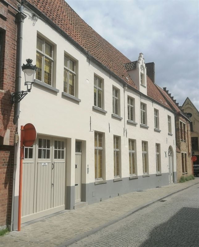 Te Koop: Authentieke en Ruime Woning vlakbij de Grote Markt van Brugge foto 3