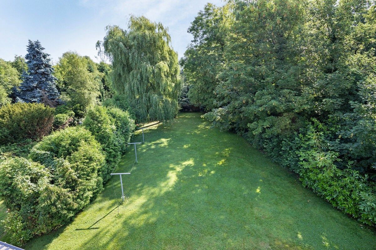 Ruim ingedeelde woning met 4 slpks op een mooi perceel van 21 are met achterliggend groen. foto 4