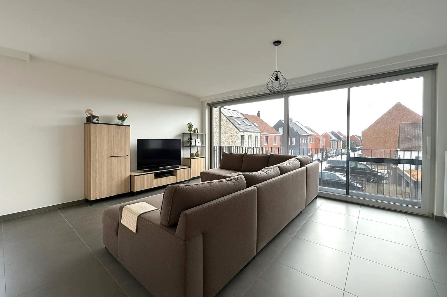 INSTAPKLAAR EN ENERGIEZUINIG APPARTEMENT MET 2 SLPKS | 2 TERRASSEN EN GARAGEBOX foto {{pictureIndex}}