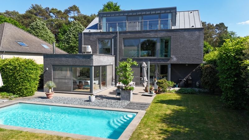 Exclusieve moderne villa van 389m² met openluchtzwembad foto {{pictureIndex}}