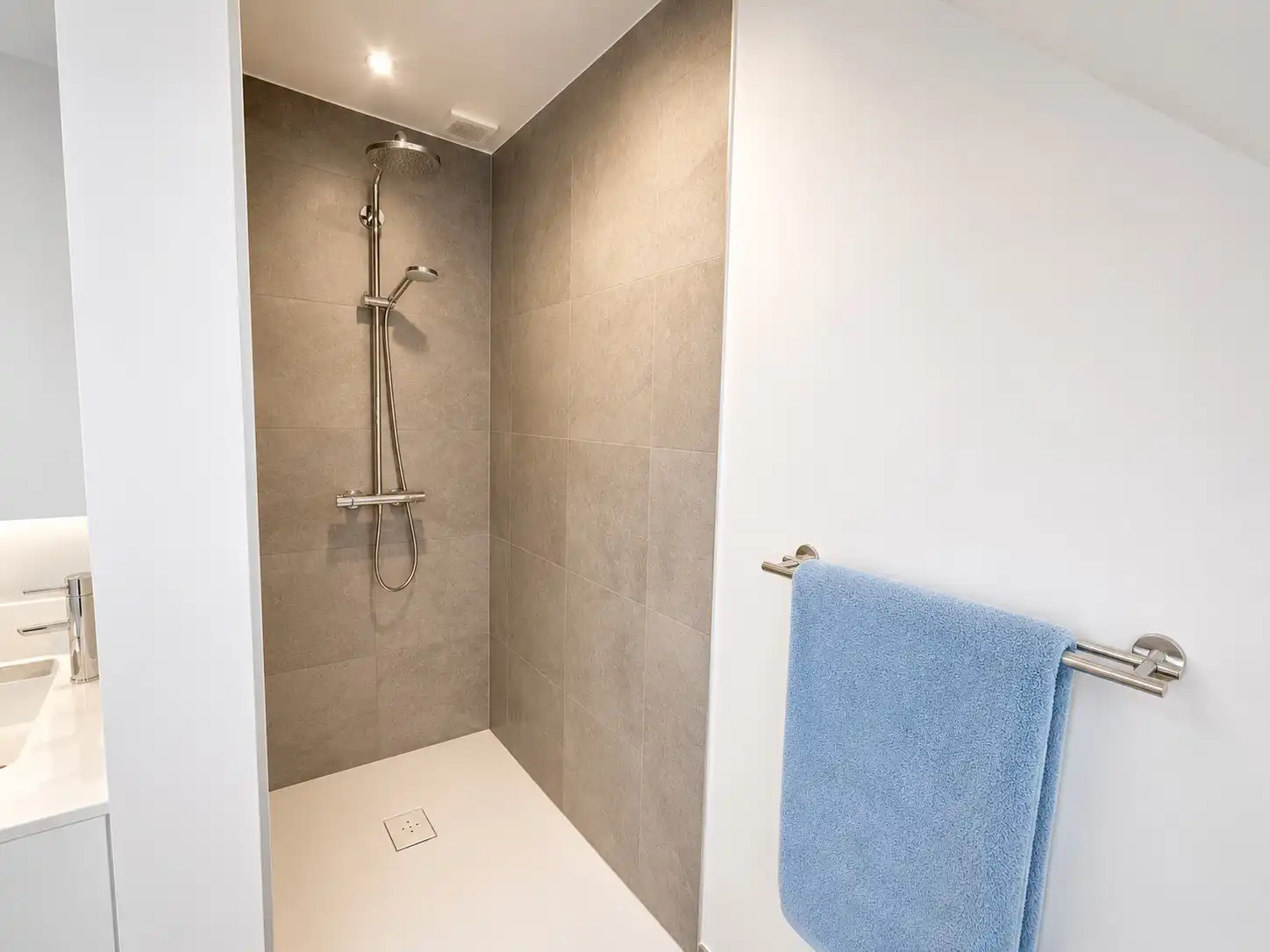 Recent, energiezuinig en tot in de puntjes afgewerkt: deze prachtige BEN-woning uit 2021 combineert modern wooncomfort met een rustige en groene ligging. foto 11