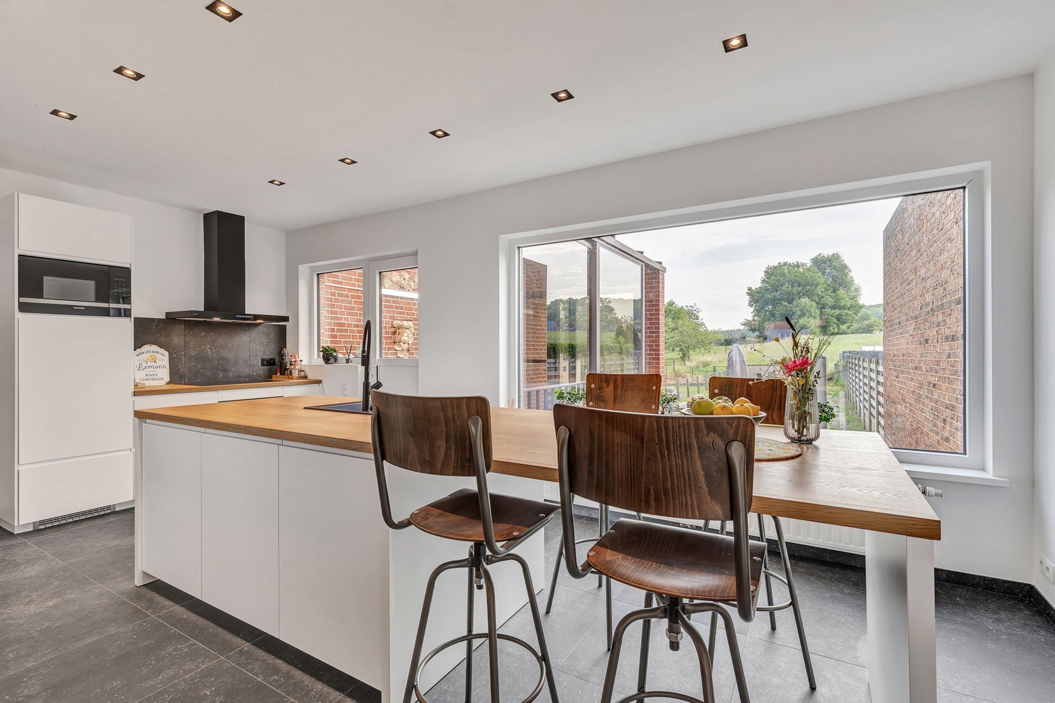 Gerenoveerde woning met 4 slaapkamers en 2 badkamers.  foto 4