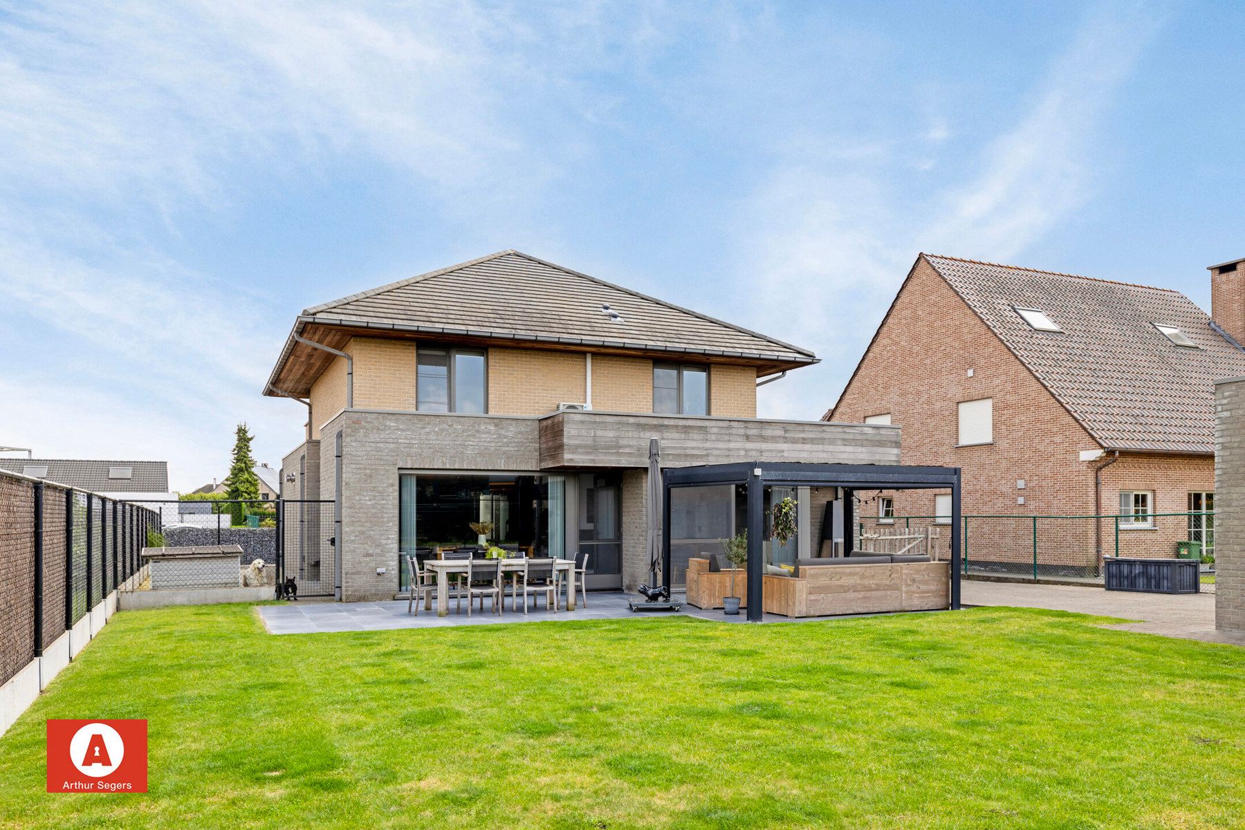 Ruime energiezuinige woning met 5 slaapkamers en bijgebouw foto 3