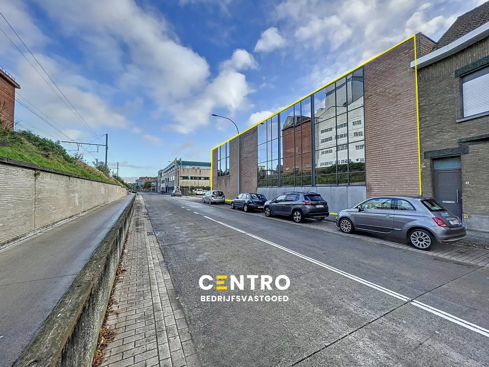 Instapklare burelen/showroom (± 1.400 m²)  te ROESELARE ! foto {{pictureIndex}}