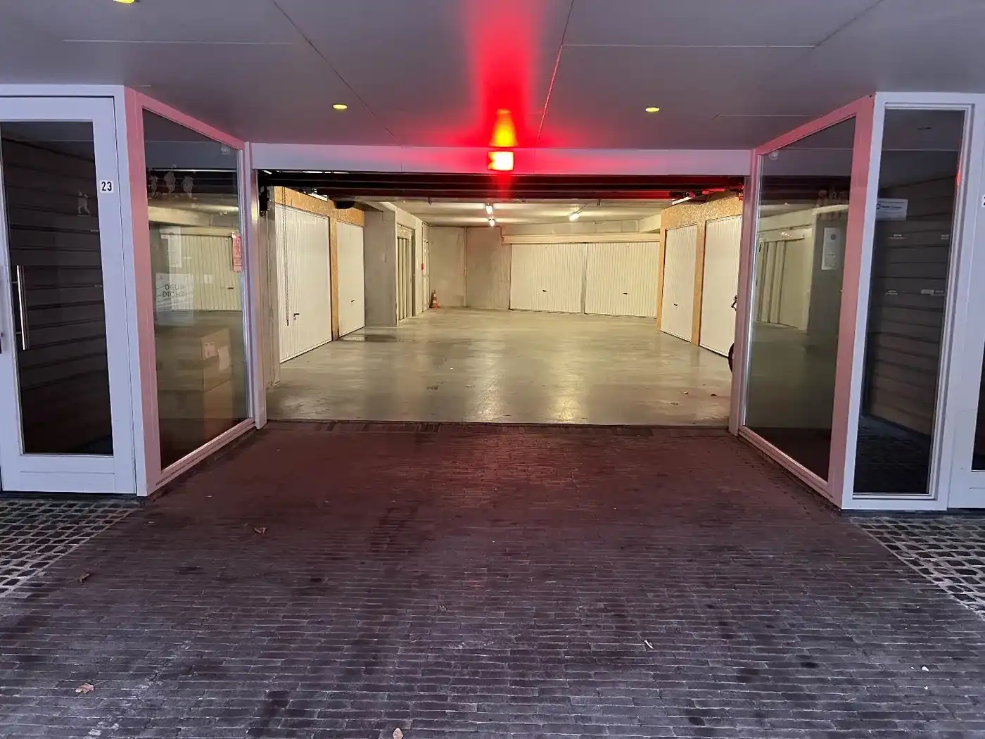 Gesloten garagebox nabij het Driehoeksplein foto 3