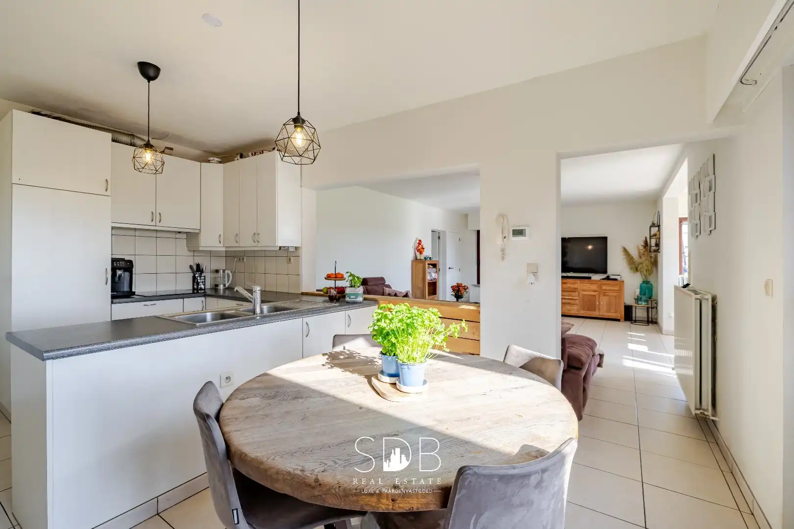 Hedendaagse woning met hippische accommodatie op 17.782m² foto 4