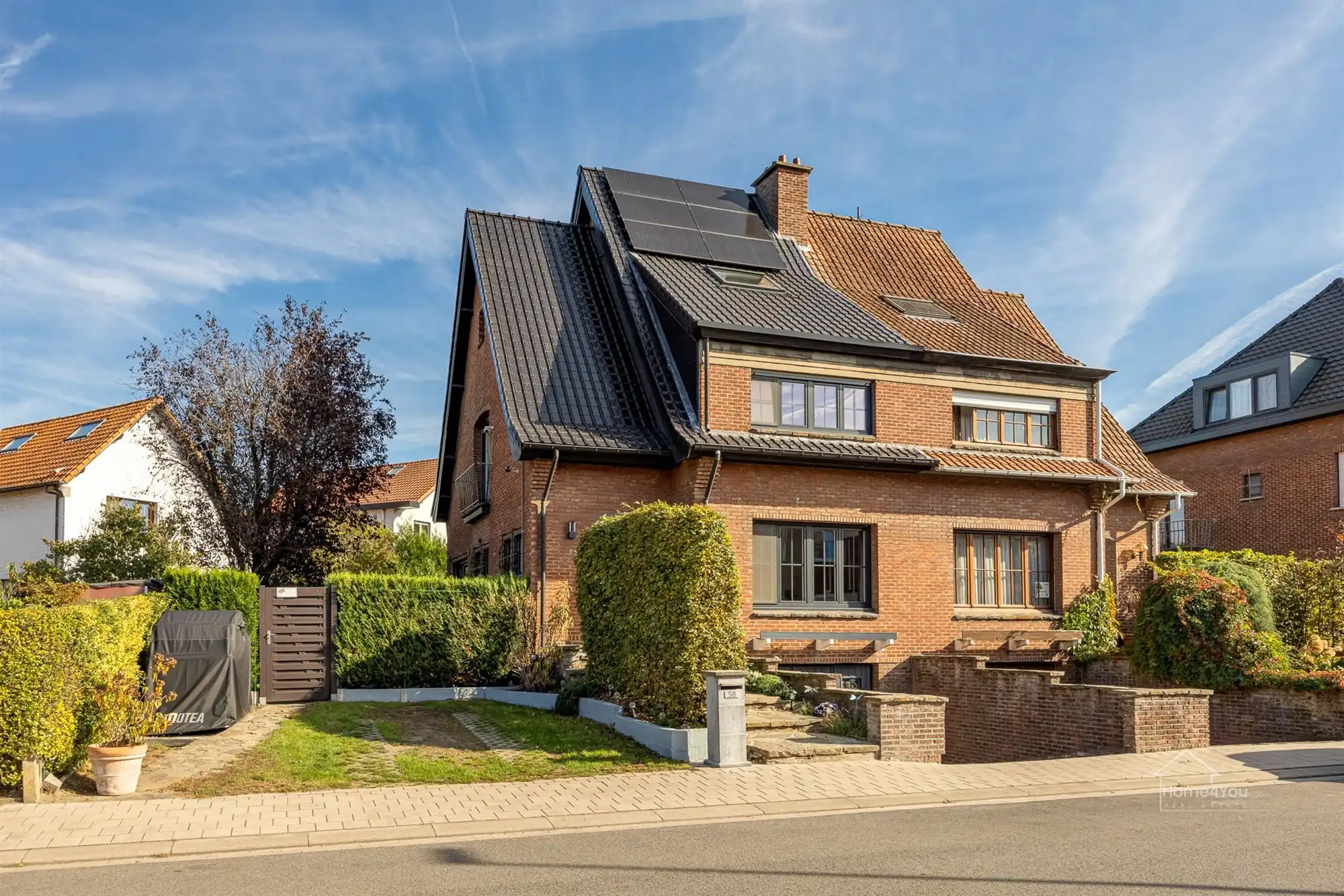 Instapklare halfopen bebouwing met zonnepanelen en ruime kelder foto 25