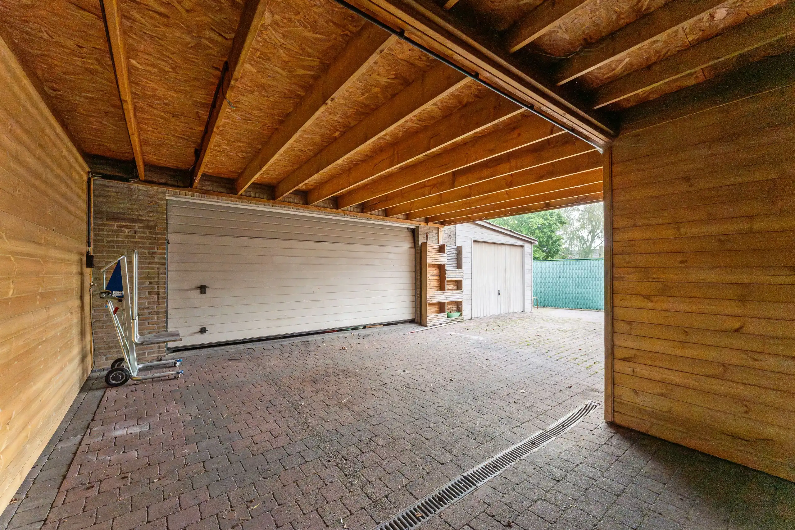 Centraal gelegen handelspand met parking, woonst, garages en veel potentieel foto 18