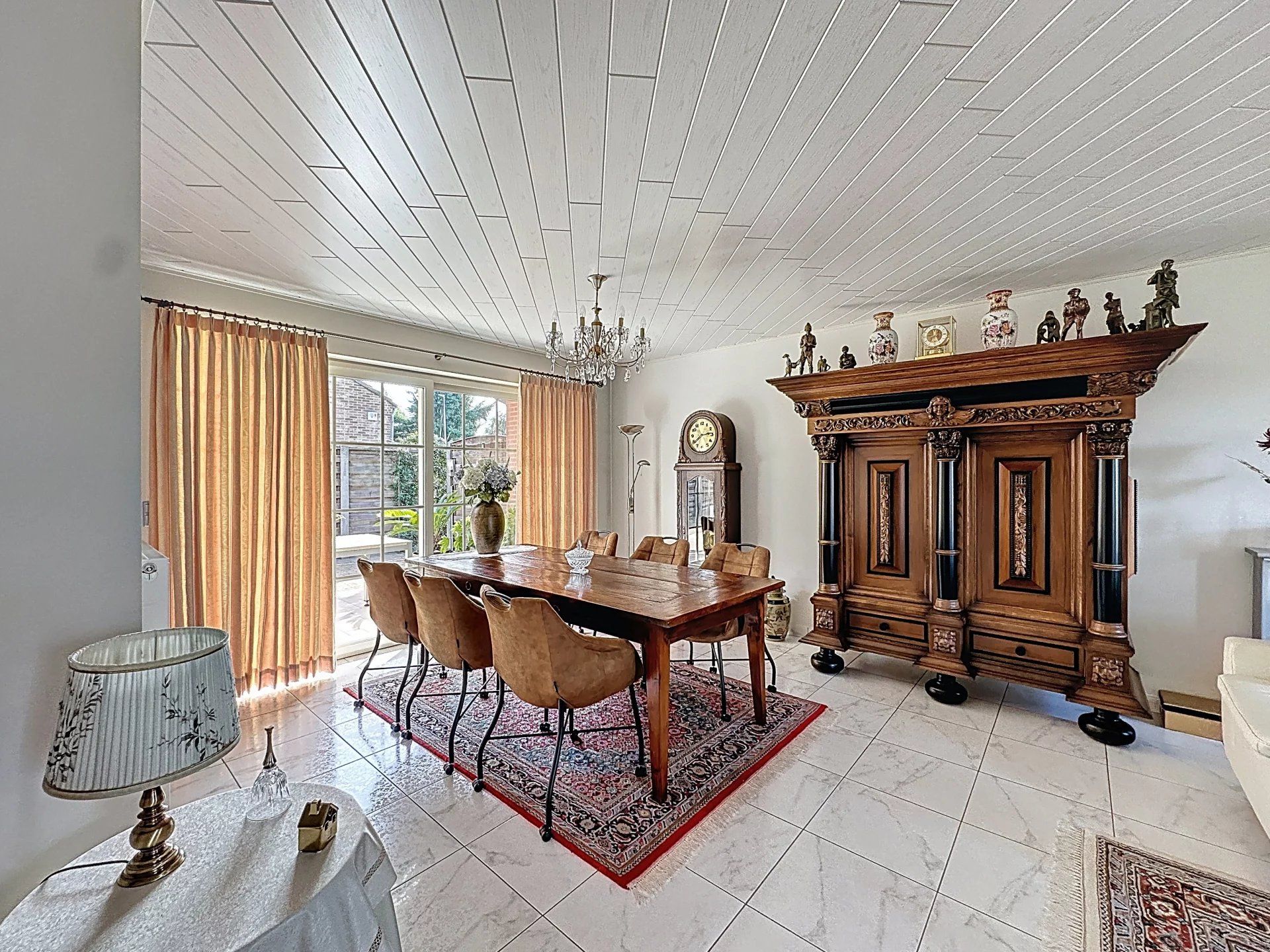 Mooie, vrijstaande woning gelegen op een perceelsgrootte van 9 are, met maar liefst 4 slaapkamers en een ruime dubbele garage. foto 6