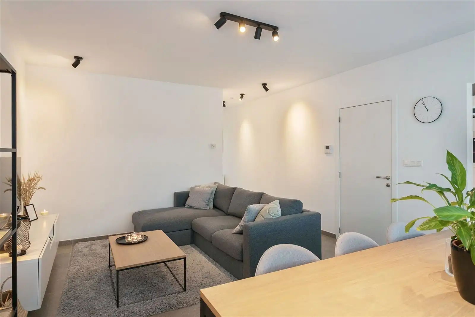 FURNISHED 1 BEDROOM CITY APARMTENT! foto 3