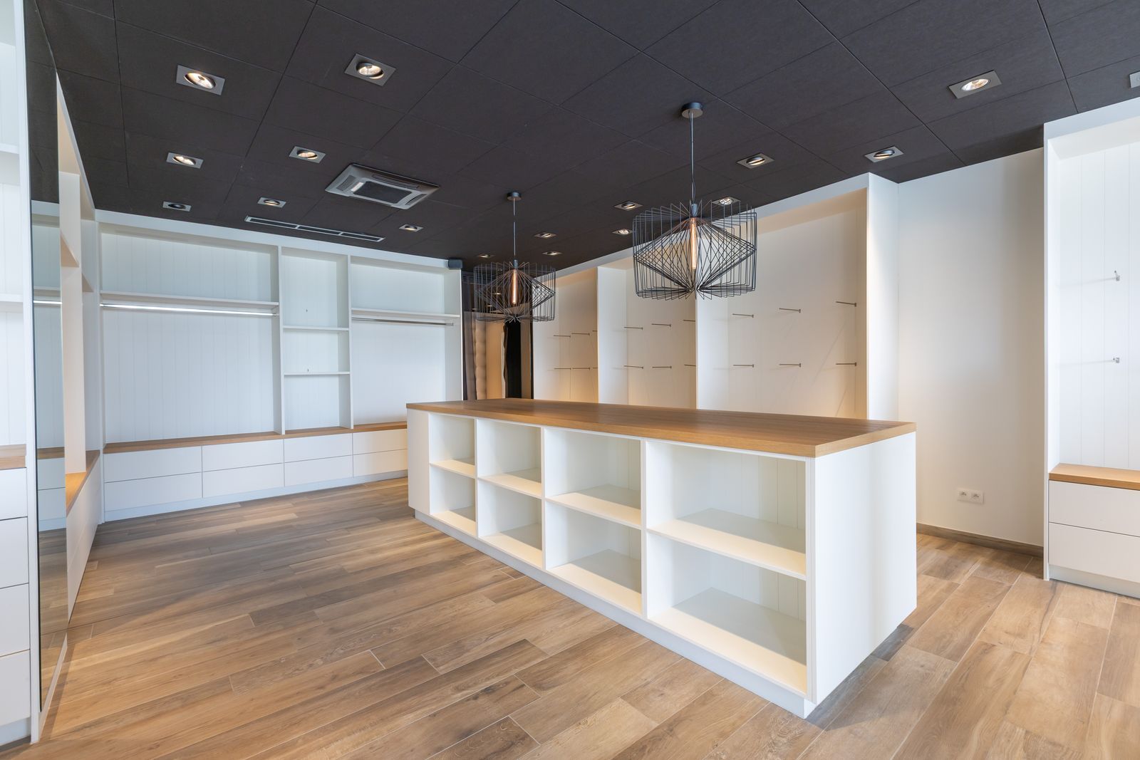 Grote eigendom met winkel, 2 appartement én prachtige loods foto 10