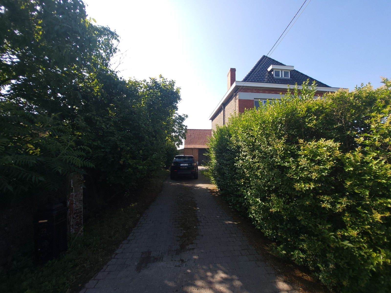 Alleenstaande woning met grote weide en stalling foto 2