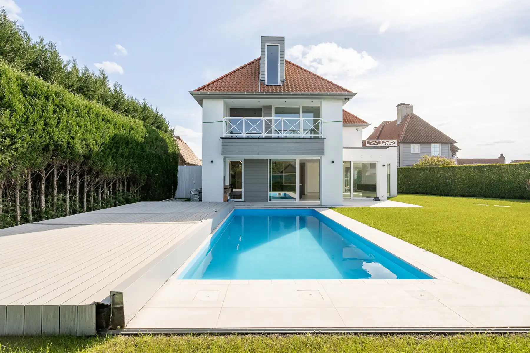 Prachtige ongemeubelde nieuwbouwwoning nabij het centrum van Knokke, gelegen in het rustige Izabellapolder. foto {{pictureIndex}}